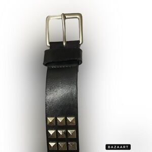 Black and silver belt been used